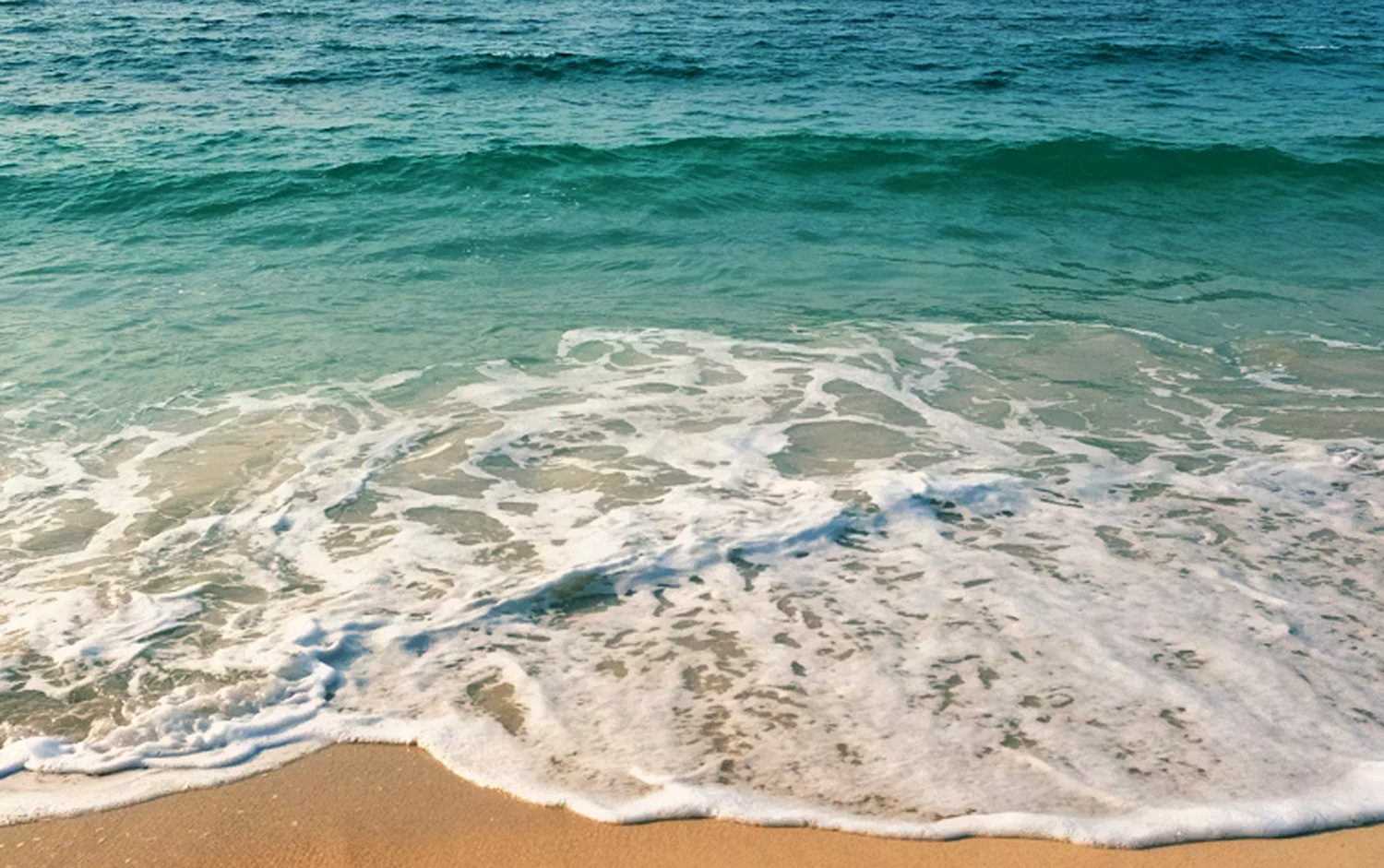 Pattaya Beach Thailand clear blue sea and sandy shoreline during dry season travel guide